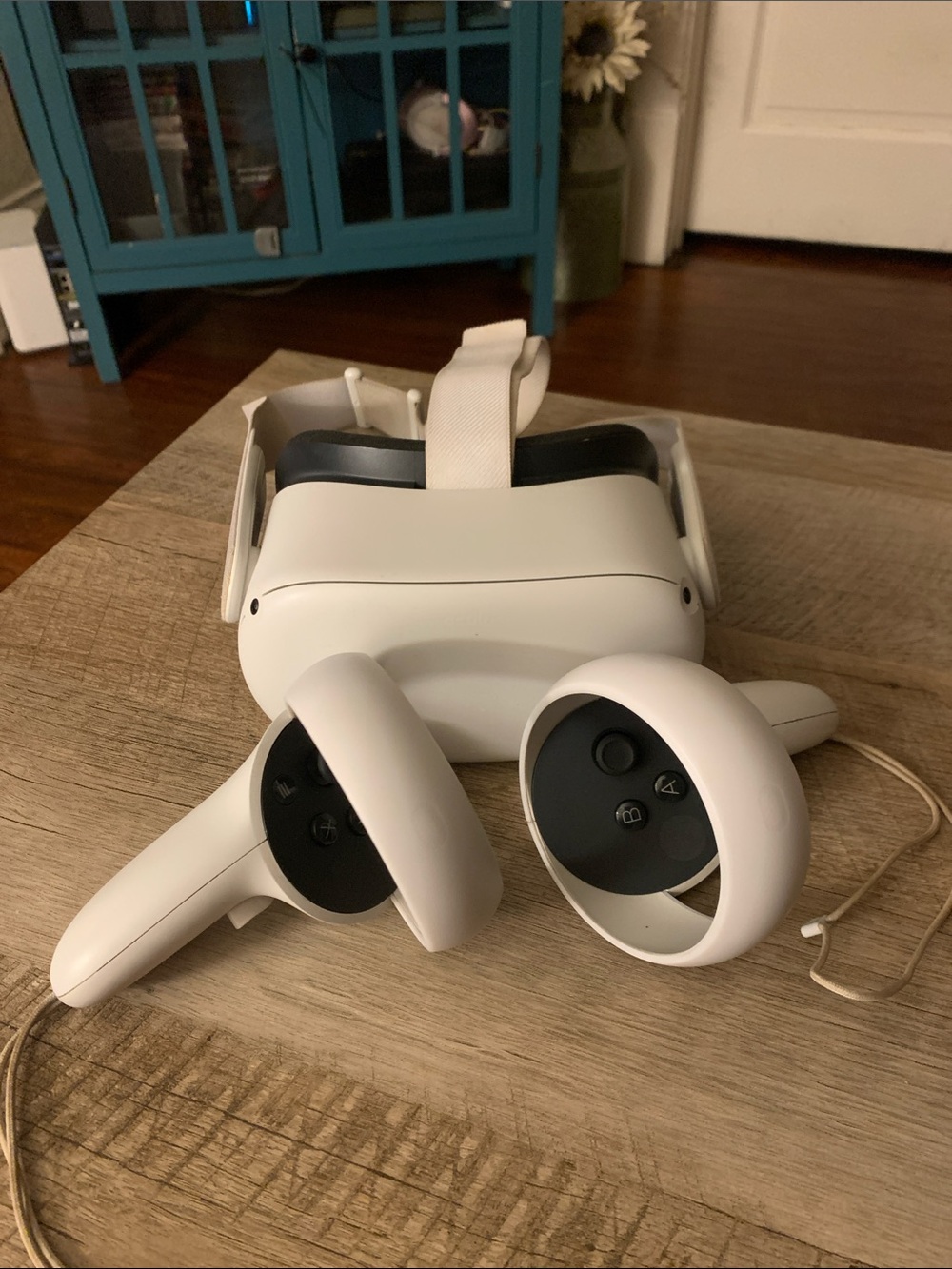 Oculus White Standalone VR Headset with White Controllers